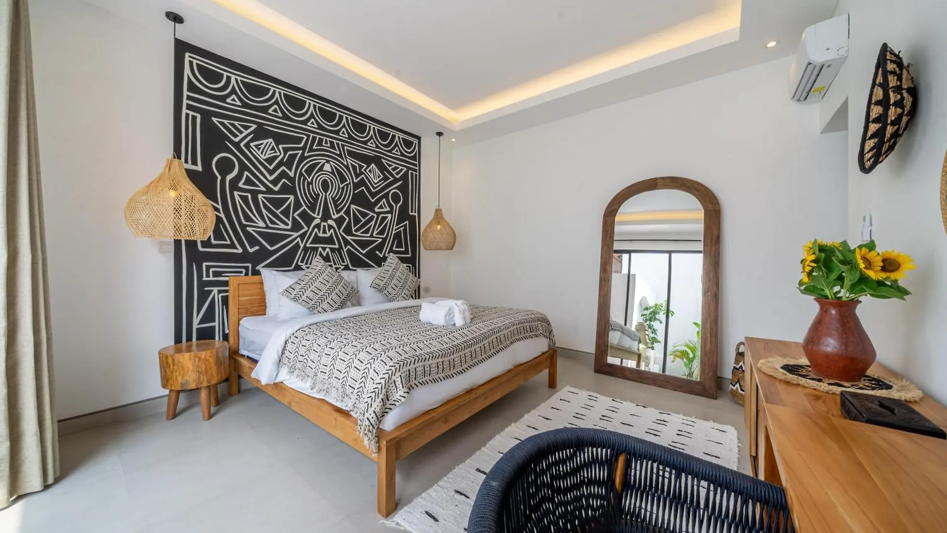Bali Best - Kept Secret - Brand New Villa With Private Pool - Steps From The Action Seminyak