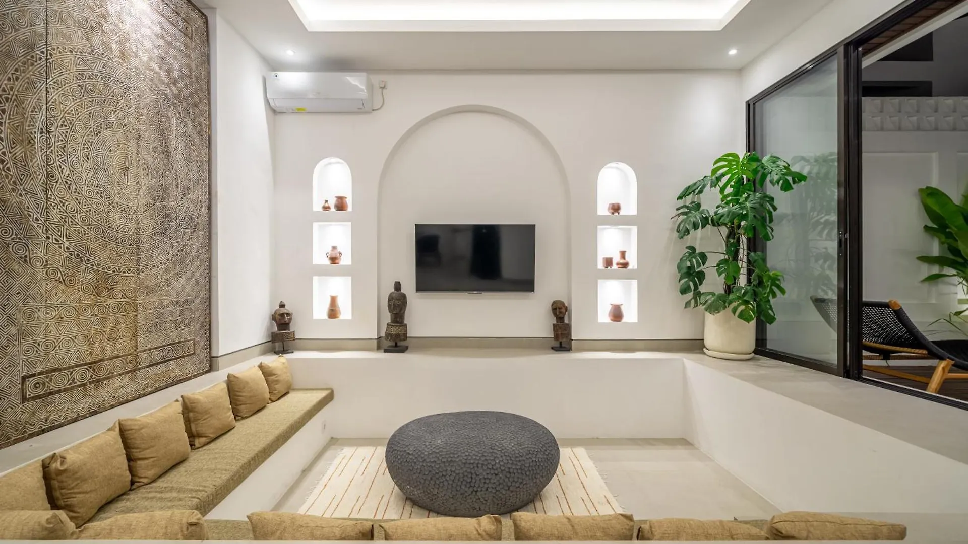 Bali Best - Kept Secret - Brand New Villa With Private Pool - Steps From The Action Seminyak